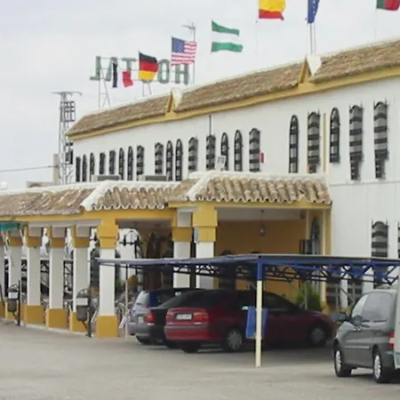 Hostal-restaurante El Paisano فندق